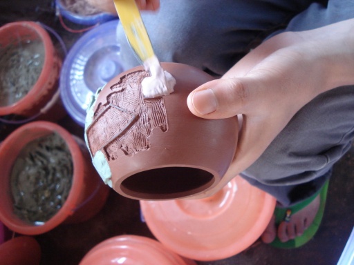 filling carved jian shui jar with coloured clay